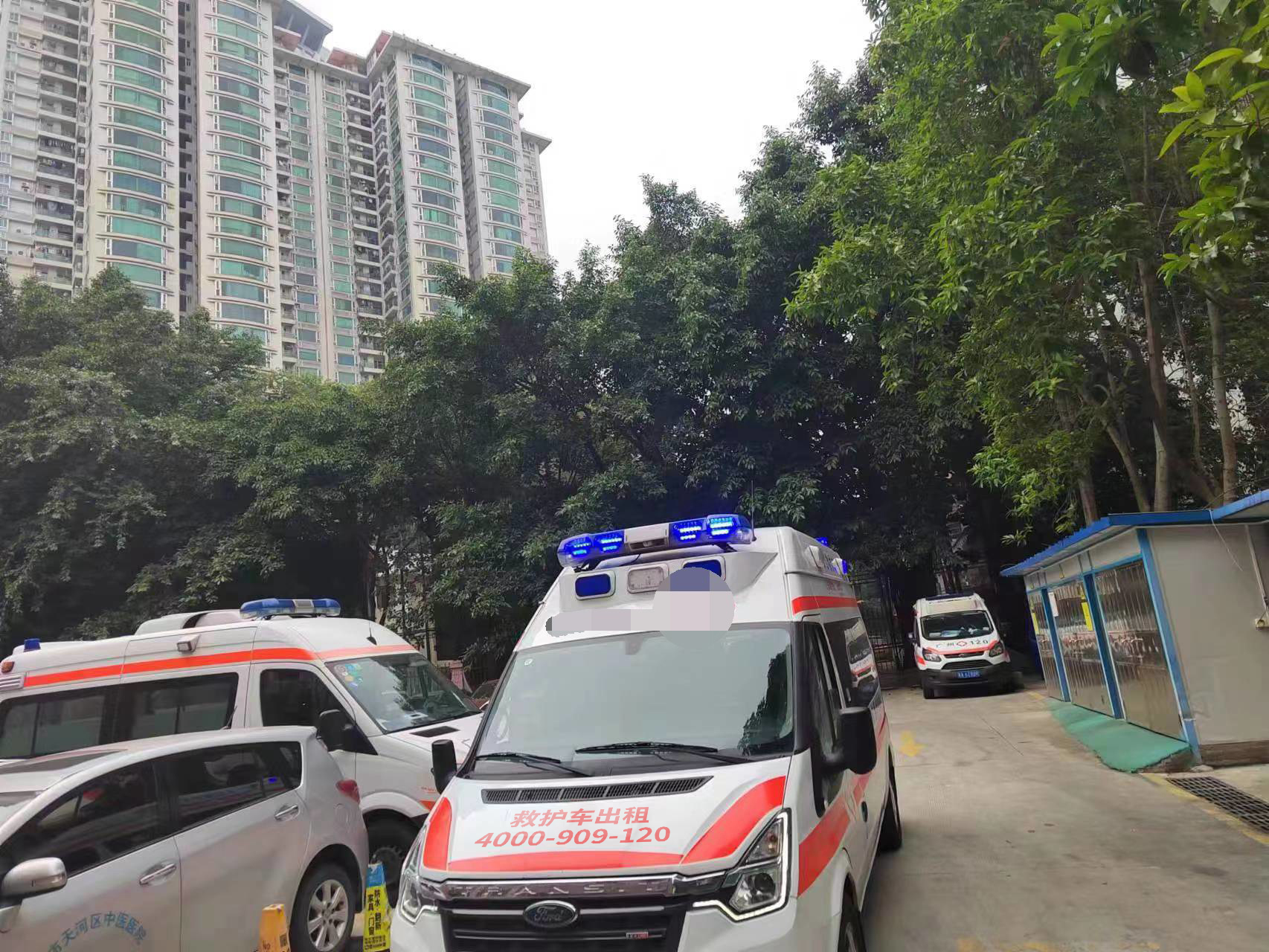 跨市救护车出租咨询电话：选择小微，靠谱的可靠康复出院救护。