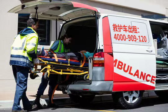 成人护理家属转诊攻略：重庆市黔江区长途急救车出租机构选对很重要